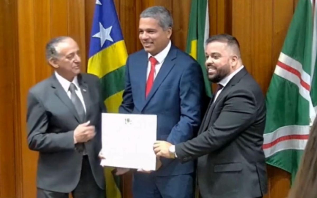 Procurador-geral da Câmara volta ao cargo e é homenageado após episódio com arma de fogo